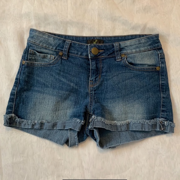 Low Waisted 2000’s Shorts - Picture 1 of 2